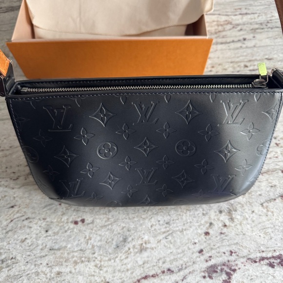 LOUIS VUITTON | Vintage metallic gray leather monogram shoulder bag - Picture 3 of 13